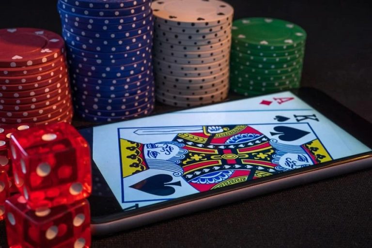 Tìm hiểu về trình tự chơi của một ván bài Poker hoàn hảo nhất