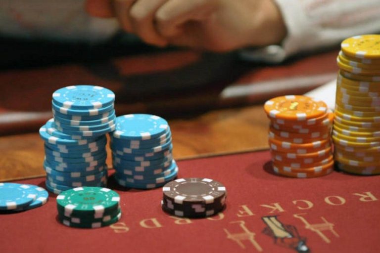 Nên có những kinh nghiệm gì khi chơi bài Blackjack để còn kiếm tiền từ nhà cái?